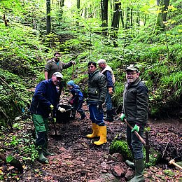 Helfer verbessern im Wald den Lebensraum für den Feuersalamander, etwa durch den Bau von Gumpen (Foto: Dr. Jacqueline Kuhn)